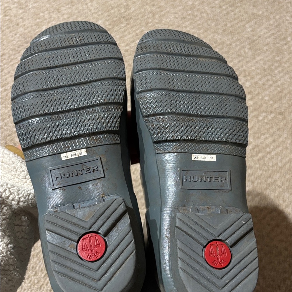 Hunter Tall Rain Boots in Glossy Grey. Size 38/7 - Picture 6 of 10